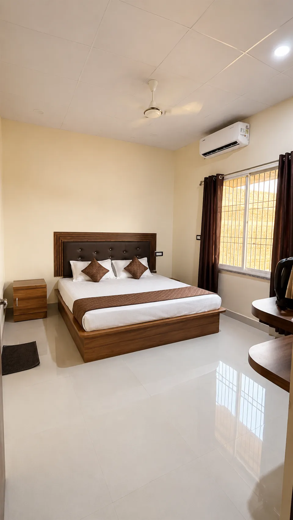 Window room with bed, AC and natural light